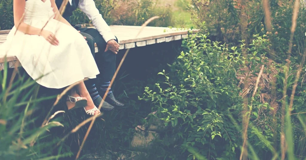 30 Captivating Line Drawing Wedding Concepts To Make Your Wedding Artful! 5 Line Drawing Wedding bride and groom on a bridge